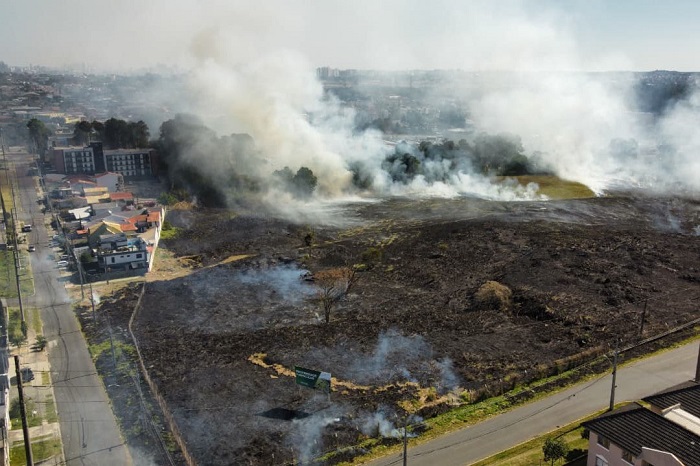 FOGO EM LIXO NOS TERRENOS BALDIOS RESPONDE POR 30% DOS INCÊNDIOS NO PARANÁ