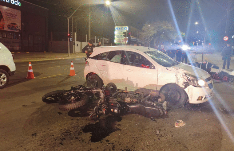 TRAGÉDIA NO TRÂNSITO: MOTOCICLISTA MORRE APÓS COLISÃO ENVOLVENDO DUAS MOTOS E UM CARRO