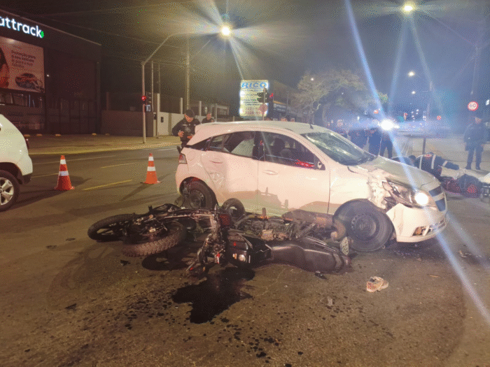 TRAGÉDIA NO TRÂNSITO: MOTOCICLISTA MORRE APÓS COLISÃO ENVOLVENDO DUAS MOTOS E UM CARRO