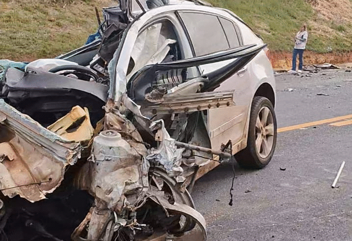TRAGÉDIA NA BR-277 EM TEIXEIRA SOARES: COLISÃO FRONTAL ENTRE TRÊS VEÍCULOS DEIXA UMA MULHER MORTA E DUAS PESSOAS FERIDAS