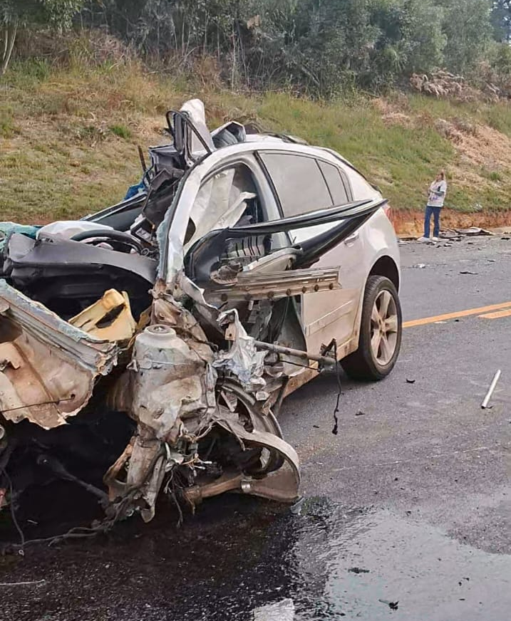 TRAGÉDIA NA BR-277 EM TEIXEIRA SOARES: COLISÃO FRONTAL ENTRE TRÊS VEÍCULOS DEIXA UMA MULHER MORTA E DUAS PESSOAS FERIDAS