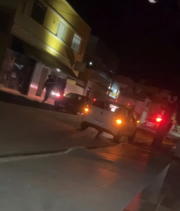 HOMEM É MORTO A TIROS EM PRÉDIO RESIDENCIAL