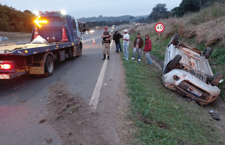 CAPOTAMENTO NA PR-151 DEIXA JOVEM FERIDA