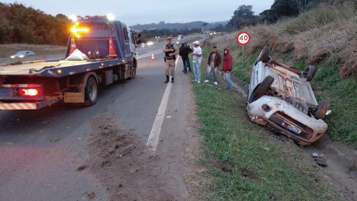 CAPOTAMENTO NA PR-151 DEIXA JOVEM FERIDA