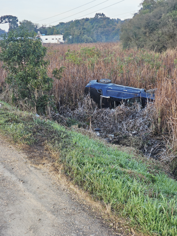CAPOTAMENTO NA PR-151 ENTRE CASTRO E CARAMBEÍ DEIXA MOTORISTA FERIDO