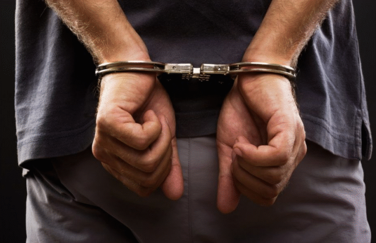 HOMEM É PRESO APÓS AMEAÇAR TIA COM FACAS