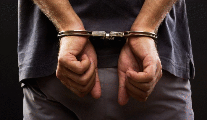 HOMEM É PRESO APÓS AMEAÇAR TIA COM FACAS