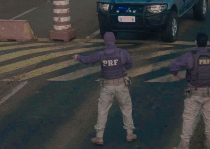 VIATURA FALSA DA RECEITA FEDERAL É FLAGRADA COM MAIS DE 150 QUILOS DE COCAÍNA PELA PRF NO PARANÁ
