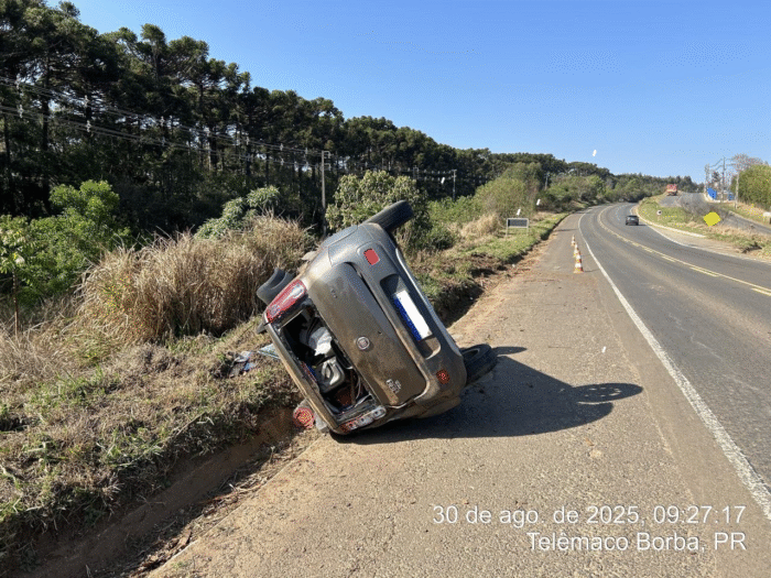 CARRO CAPOTA NA PR-160; CONDUTORA ESCAPA ILESA