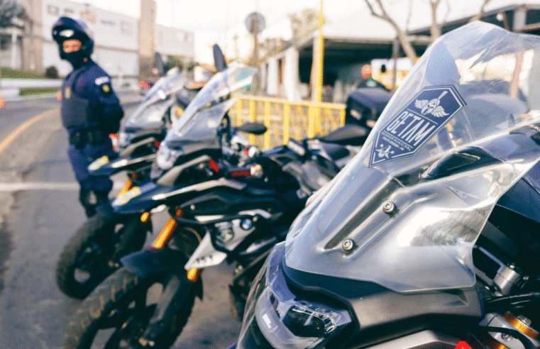 HOMEM AGRIDE ESPOSA A CINTADAS EM FRENTE ÀS FILHAS E AMIGAS NO BAIRRO NEVES