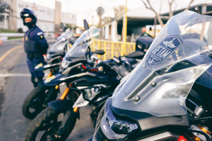 HOMEM AGRIDE ESPOSA A CINTADAS EM FRENTE ÀS FILHAS E AMIGAS NO BAIRRO NEVES
