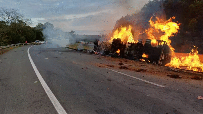 BITREM COM ETANOL TOMBA E PEGA FOGO NA BR-376; MOTORISTA FALECEU