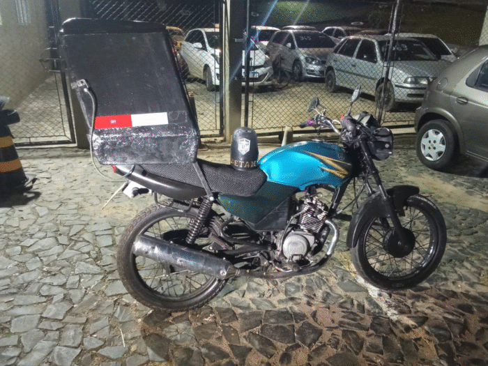 MOTOCICLETA ROUBADA É RECUPERADA EM ABORDAGEM NA REGIÃO DE UVARANAS