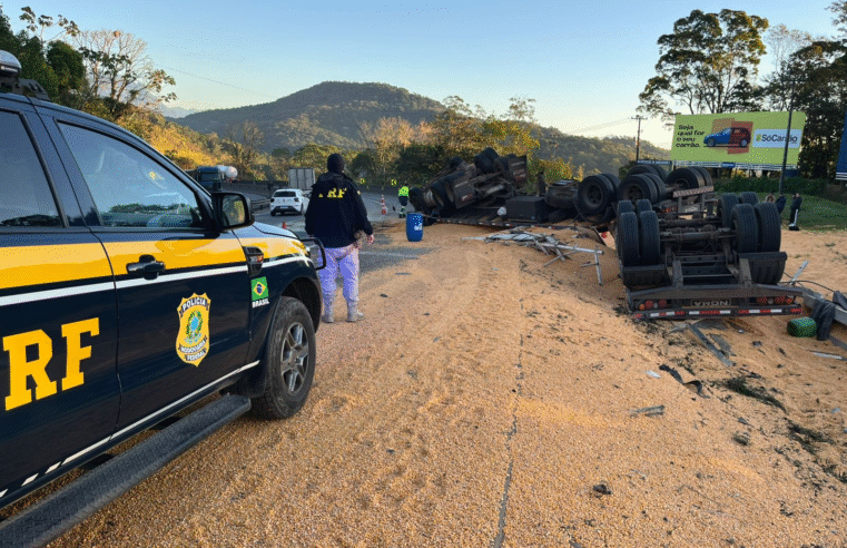 CAMINHÃO COM CARGA DE MILHO TOMBA NA BR-277; UM MORRE E OUTRA VÍTIMA FICA GRAVE
