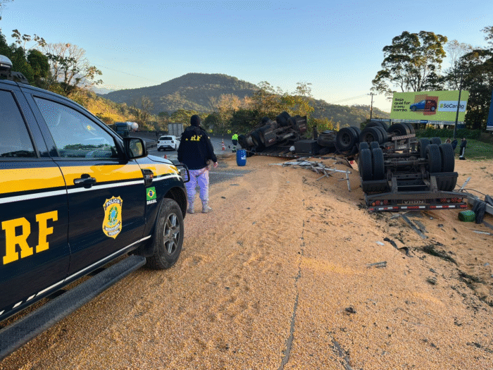 CAMINHÃO COM CARGA DE MILHO TOMBA NA BR-277; UM MORRE E OUTRA VÍTIMA FICA GRAVE
