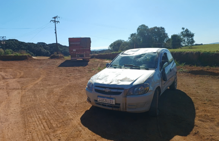 CARRO CAPOTA APÓS BATER EM BARRANCO NA PR-090