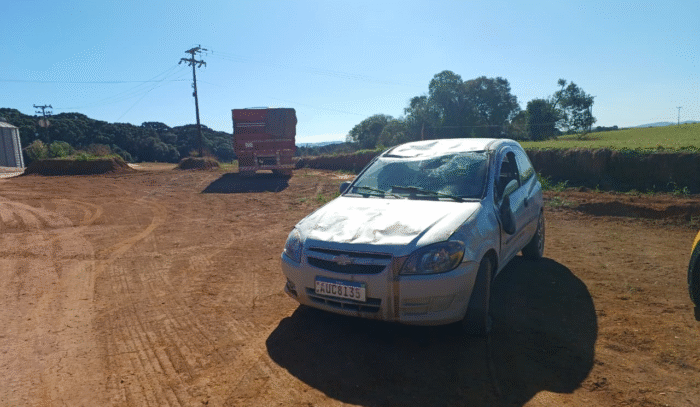 CARRO CAPOTA APÓS BATER EM BARRANCO NA PR-090