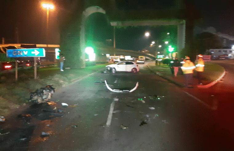 CARRO BATE EM ESTRUTURA DE CONCRETO E CAPOTA NA BR-376- PORTAL DE ENTRADA DE PONTA GROSSA