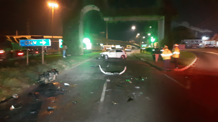 CARRO BATE EM ESTRUTURA DE CONCRETO E CAPOTA NA BR-376- PORTAL DE ENTRADA DE PONTA GROSSA