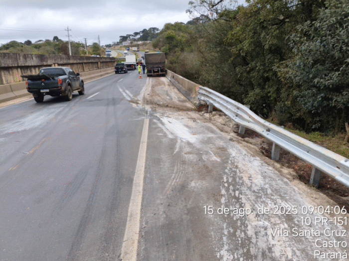 CAMINHÕES SE ENVOLVEM EM ACIDENTE NA PR-151