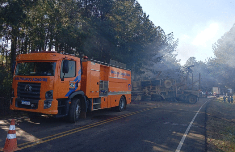 CAMINHÃO CARREGADO COM TORAS TOMBA E PEGA FOGO NA PR-340