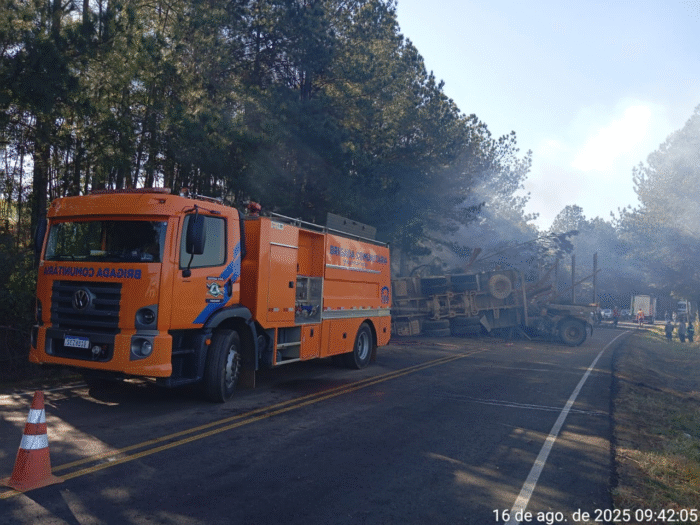 CAMINHÃO CARREGADO COM TORAS TOMBA E PEGA FOGO NA PR-340