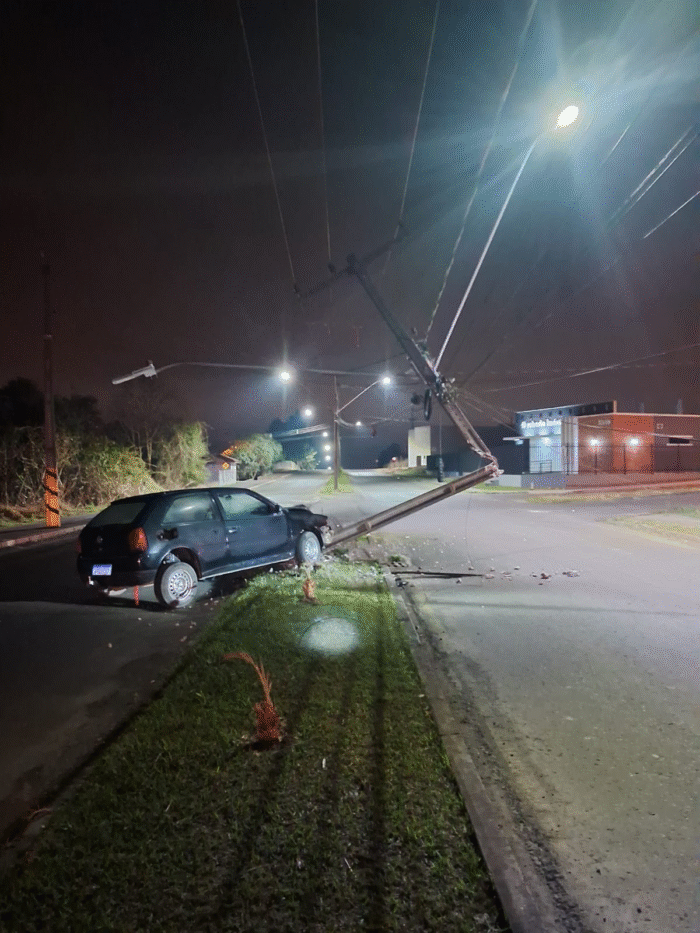 HOMEM ATINGE MULHER E FILHA COM FACÃO, COLIDE CARRO E FOGE