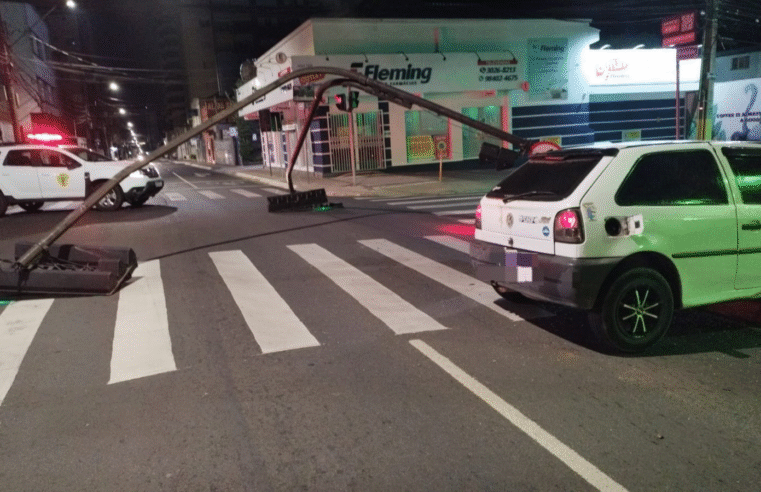 MOTORISTA DORME AO VOLANTE E COLIDE COM PÓRTICO