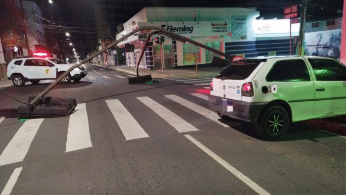 MOTORISTA DORME AO VOLANTE E COLIDE COM PÓRTICO