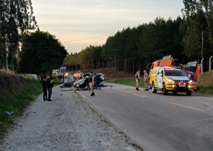 TRAGÉDIA EM RODOVIA: COLISÃO ENTRE CARRO E MOTO DEIXA DOIS MORTOS E UMA MULHER GRAVEMENTE FERIDA