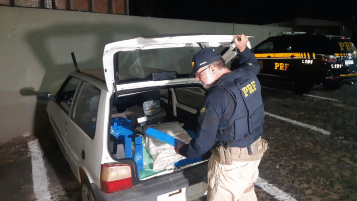 PRF APREENDE MAIS DE 100 KG DE MACONHA E RECUPERA VEÍCULO
