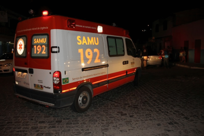 MOTOQUEIRO ATROPELA DUAS PESSOAS EM FESTA COMUNITÁRIA
