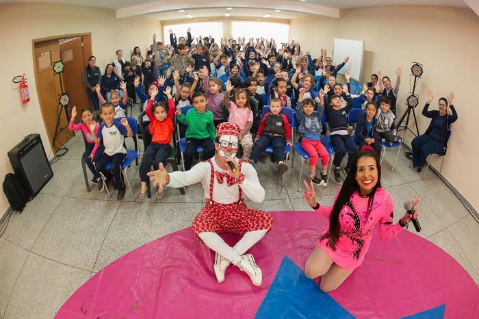 “O PALHAÇO, A BAILARINA E A ALEGRIA DE ESTUDAR” SEGUE ENCANTANDO NAS ESCOLAS DE PG