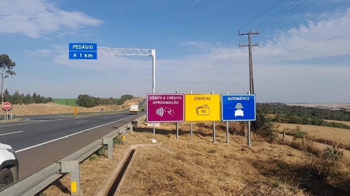 PLACAS COLORIDAS INDICAM FORMAS DE PAGAMENTO DOS PEDÁGIOS DA PRVIAS