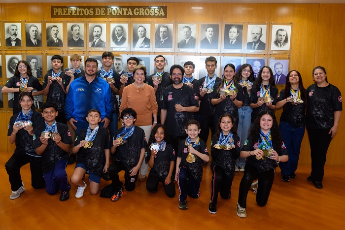 CAMPEÕES DO KARATÊ PONTA-GROSSENSE APRESENTAM MEDALHAS À PREFEITA ELIZABETH