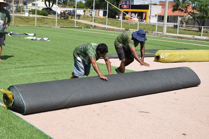 PREFEITURA TROCA O GRAMADO E REVITALIZA CAMPO DE FUTEBOL SOCIETY DA VILA PRIMOR