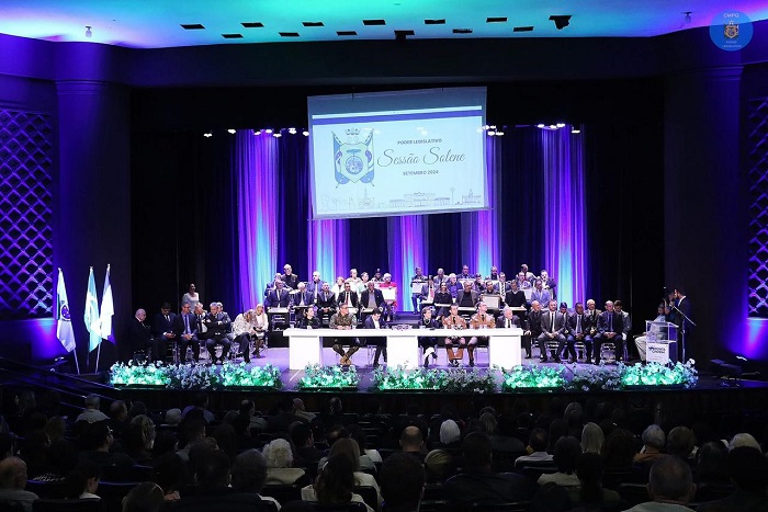 CÂMARA DE PONTA GROSSA REALIZA SESSÃO SOLENE NO TEATRO MARISTA