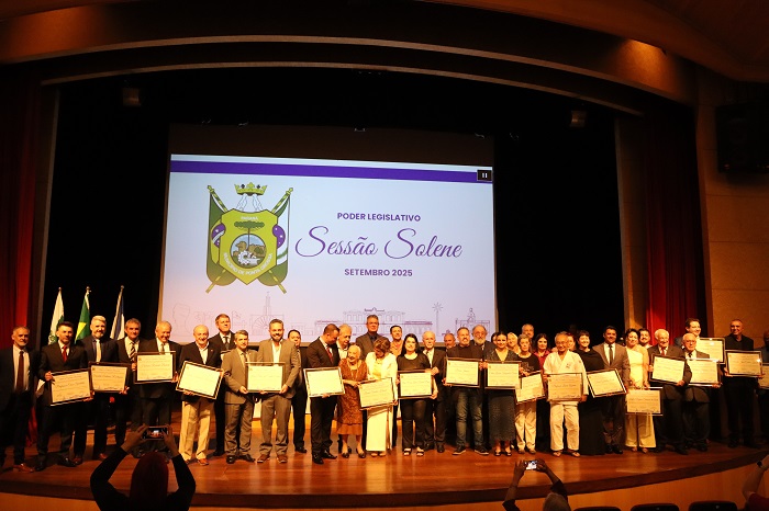 CÂMARA ENTREGOU 23 TÍTULOS DE CIDADANIA DURANTE SESSÃO SOLENE