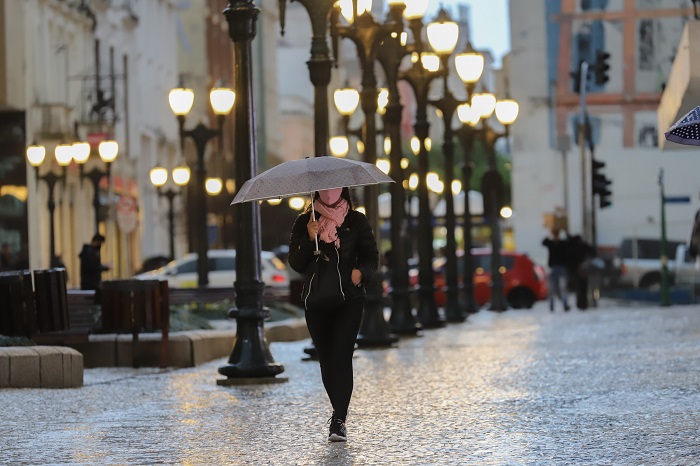 FRENTE FRIA TRAZ CHUVA E QUEDA NA TEMPERATURA AO SUL DO PARANÁ