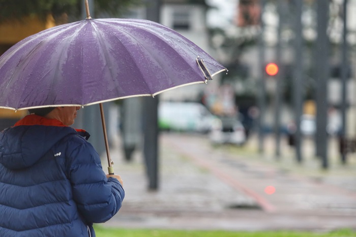 CHUVAS VOLTAM AO PARANÁ NO DOMINGO COM A CHEGADA DE FRENTE FRIA