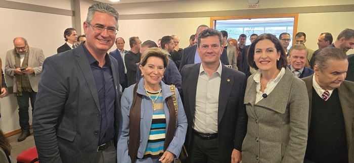 ELIZABETH SCHMIDT E JULIO KULLER PRESTIGIAM FILIAÇÃO DE CRISTINA GRAEML AO UNIÃO BRASIL