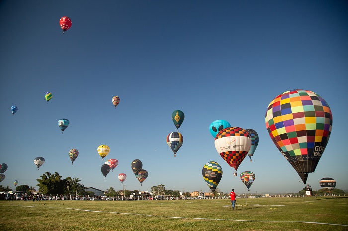 FESTIVAL DA PRIMAVERA REÚNE BALONISMO, GASTRONOMIA E MÚSICA NA CASTROLANDA