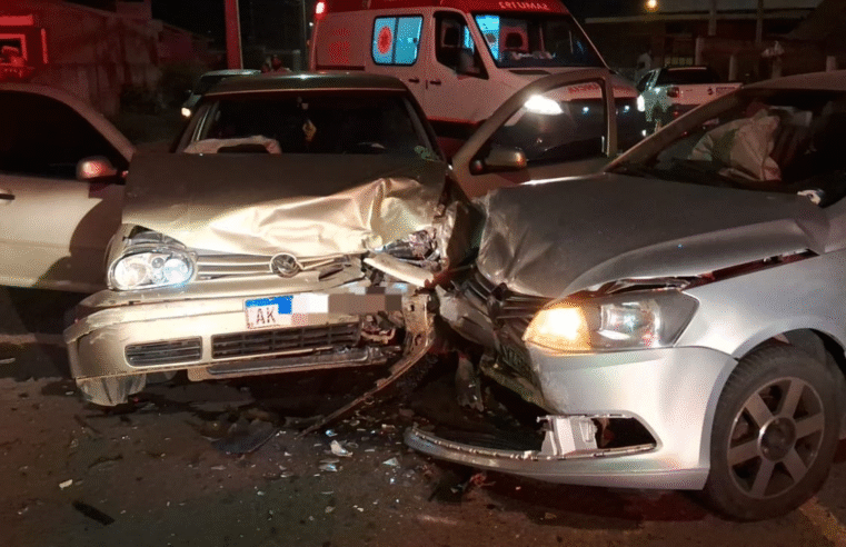 COLISÃO ENTRE TRÊS VEÍCULOS DEIXA CINCO VÍTIMAS