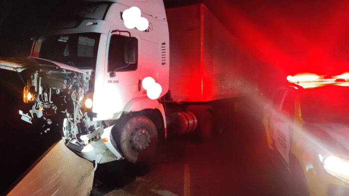 CAMINHÃO COLIDE CONTRA MURETA NA PR-151