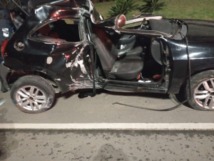 MOTORISTA EMBRIAGADO COLIDE CONTRA POSTE NA AVENIDA VISCONDE DE TAUNAY