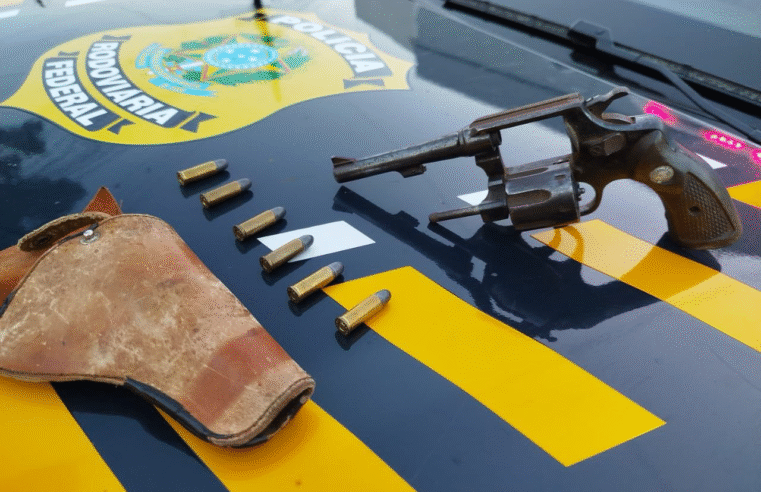 PRF APREENDE ARMA DE FOGO DURANTE FISCALIZAÇÃO NA BR-153