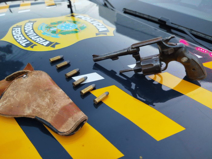 PRF APREENDE ARMA DE FOGO DURANTE FISCALIZAÇÃO NA BR-153