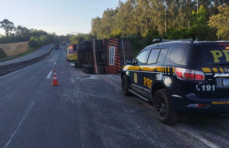 CAMINHÃO BITREM TOMBA NA BR-376 E ESPALHA 48 TONELADAS DE URÉIA