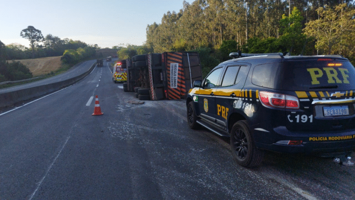 CAMINHÃO BITREM TOMBA NA BR-376 E ESPALHA 48 TONELADAS DE URÉIA