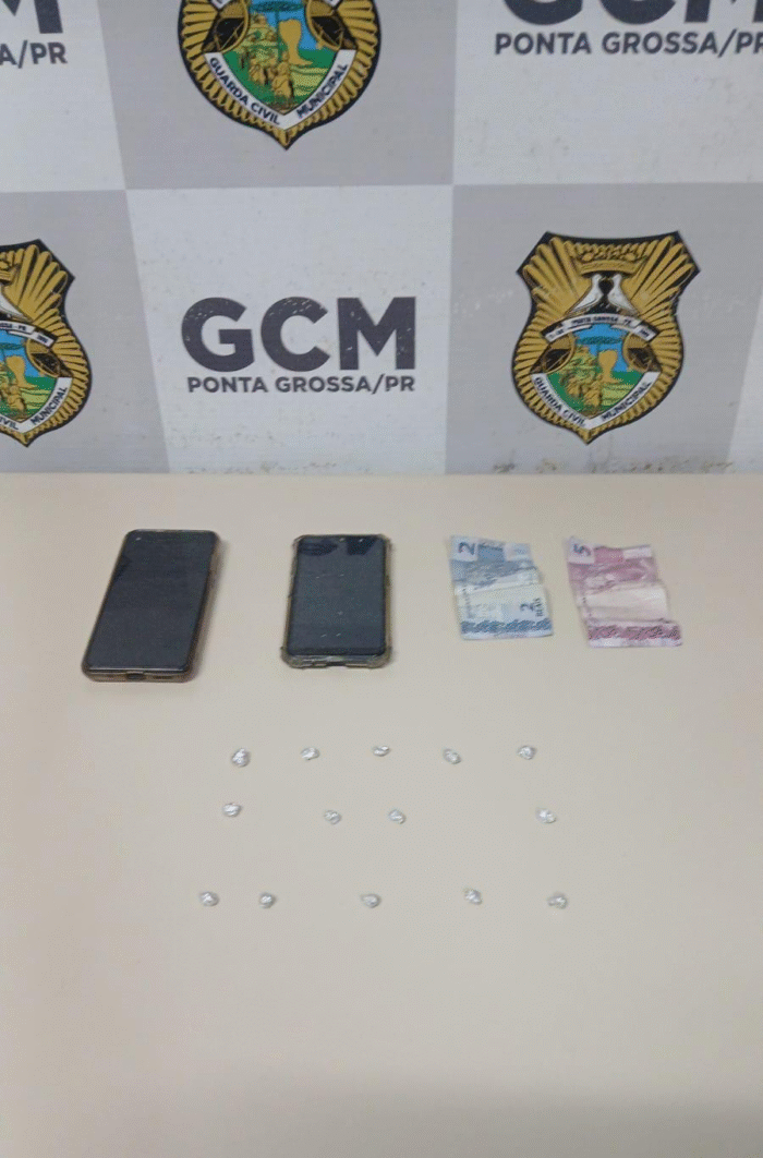 ADOLESCENTE É FLAGRADO COM DROGAS NA AVENIDA SOUZA NAVES